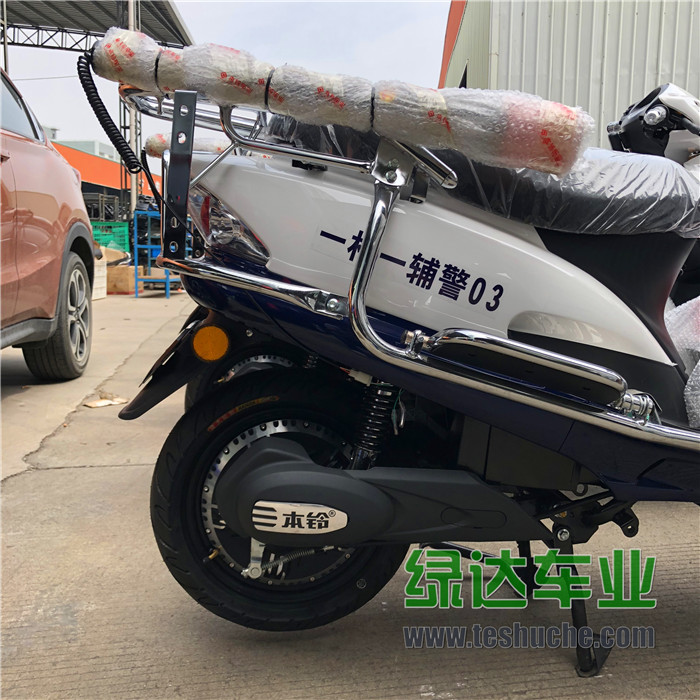 发往湖南邵阳“一村一警”警务电动巡逻车